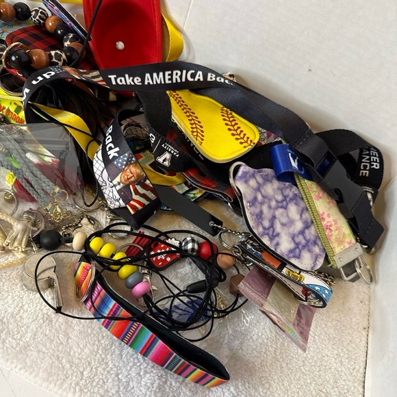 1.5 Pounds Of Assorted Keychains‎ KeyFobs Lanyards Grab Bag - Picture 5 of 6